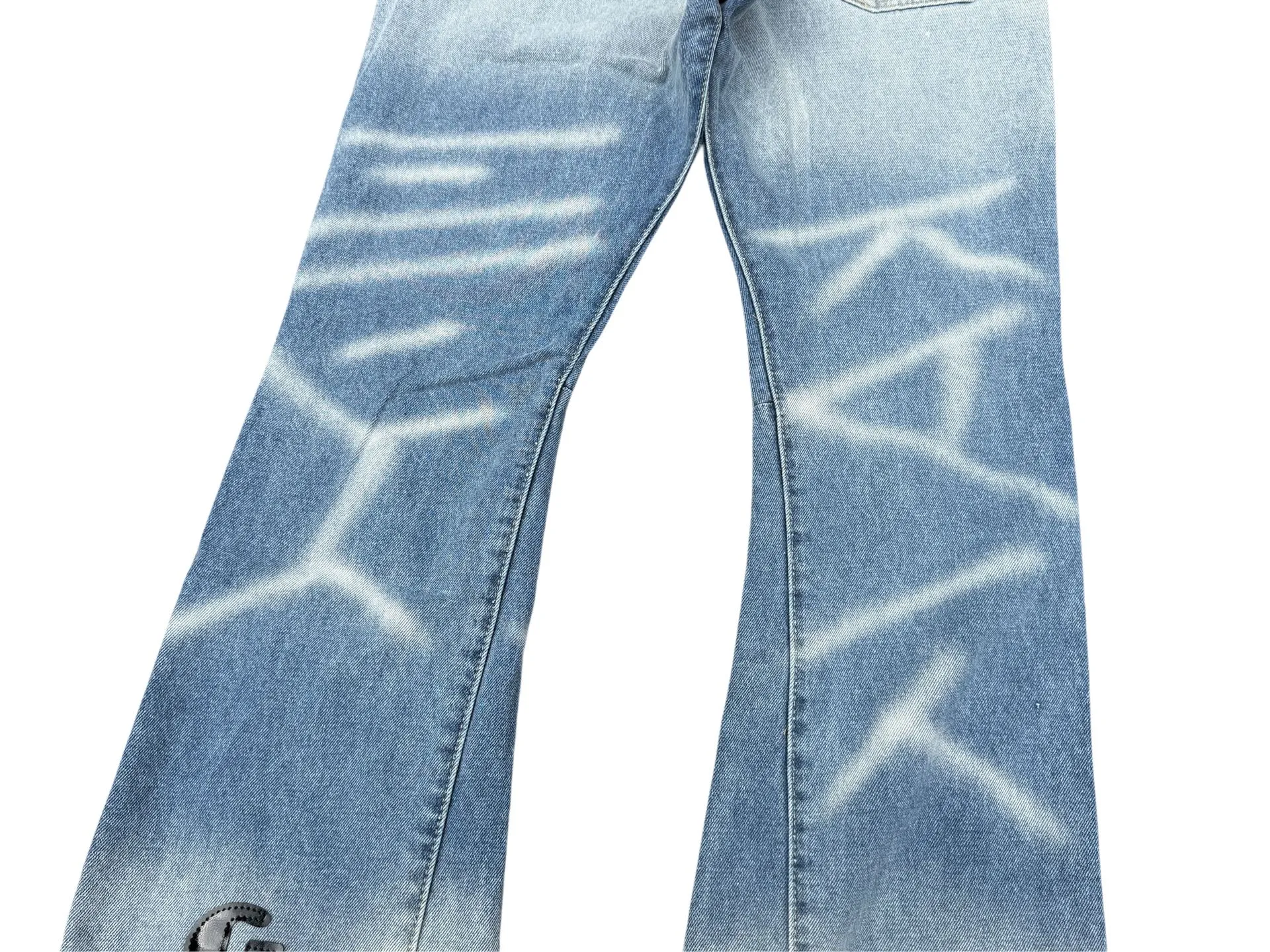 P240💰G66 GALLERY DEPT. Denim spliced ​​with all-over printed leather ripped bell-bottoms, washed and distressed jeans. GALLERY is attracted by these bell-bottoms. Whether it is a reset of Carhartt or Levis, it has created a strong brand style. Since these pants are modified from rare vintage, the production capacity is limited. Therefore, after many icons wore them, these pants were once hard to find. Later, perhaps due to the improvement of GD's business in the past two years and the expansion of production lines, the brand itself lowered the price, so I can't wait any longer for these pants this year and will definitely buy them. During the process of the denim washing plant, the owner of the washing plant helped introduce a boss who had worked for Levi's foundry and started his own business. This also paved the way for the following styles. Therefore, Levi's remodeled single product for the base plate is really familiar. Whether it is the fabrics supplied or the lathes used in production, there is nothing to choose from. -Color: blue -Size: S-XXL (corresponding to 28-36)